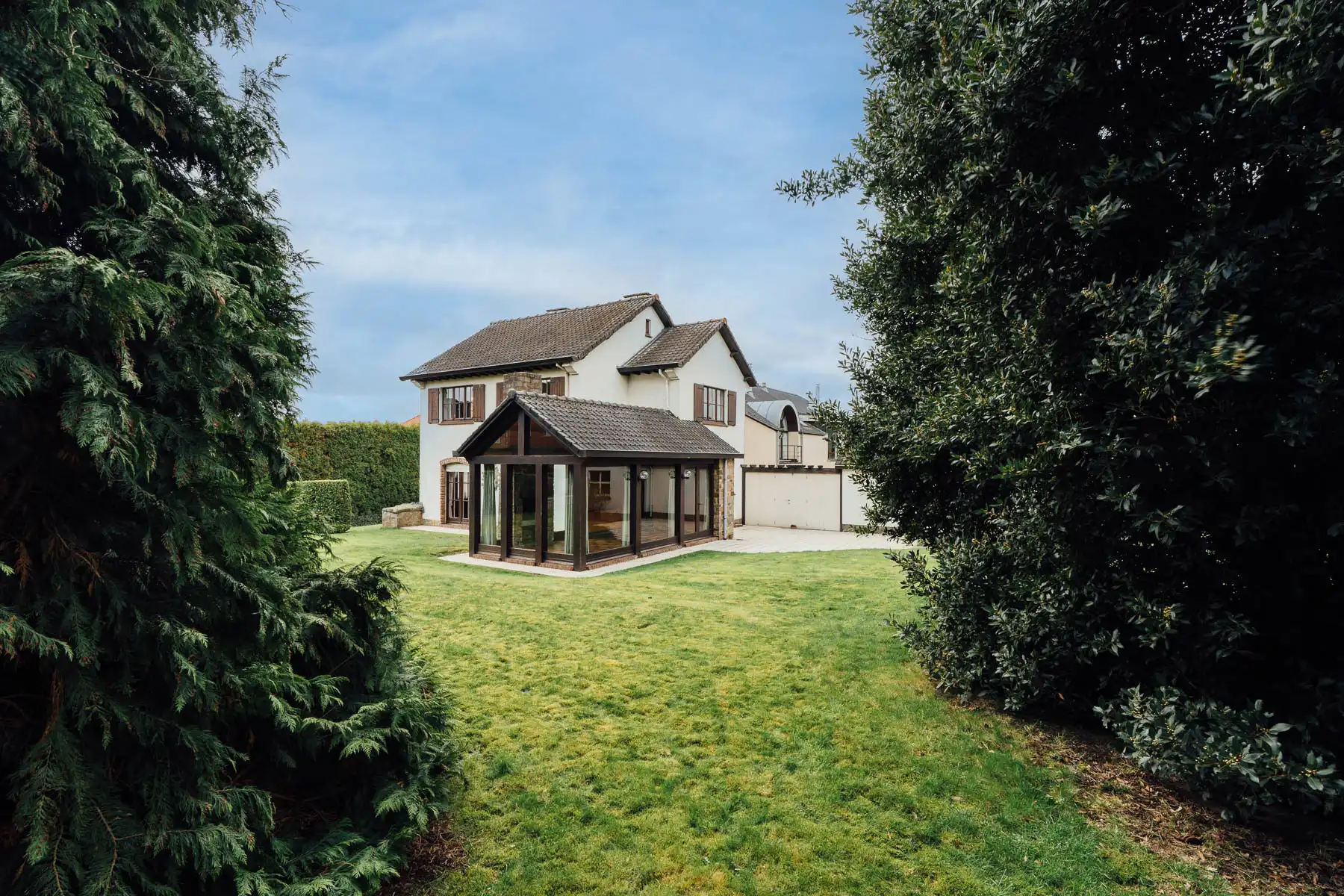 Karaktervolle open bebouwing op een prachtig groen perceel foto 3