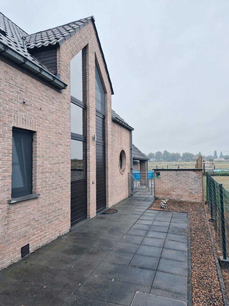 Prachtige villa uit de jaren 90 met drie slaapkamers en grote tuin! foto 2