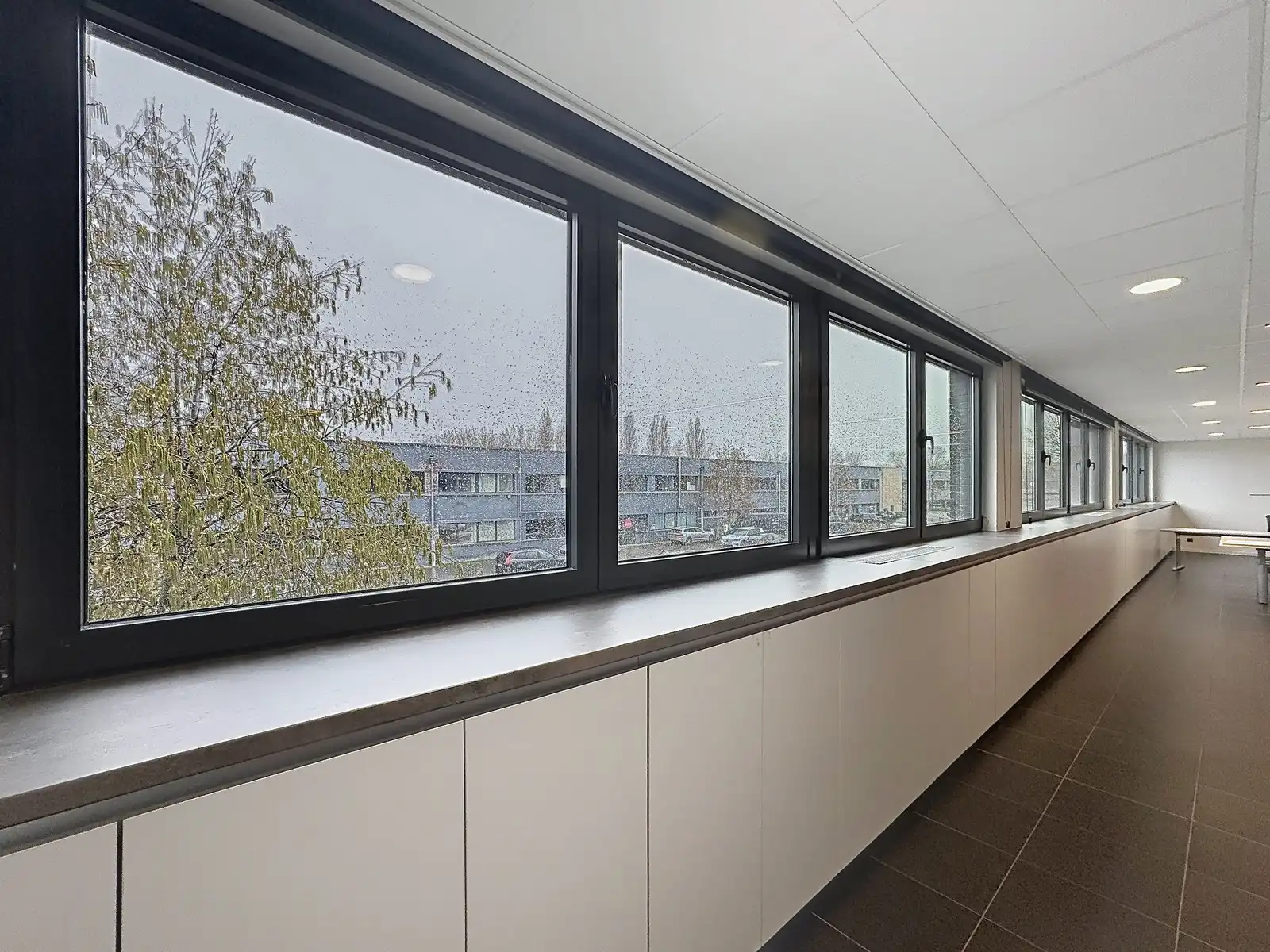 Instapklare & betaalbare KANTOORRUIMTEN (300m²) te huur met 8 aangelegde, private parkings voor de deur. Ideale uitvalsbasis (E40/E403 en A11)! foto 8