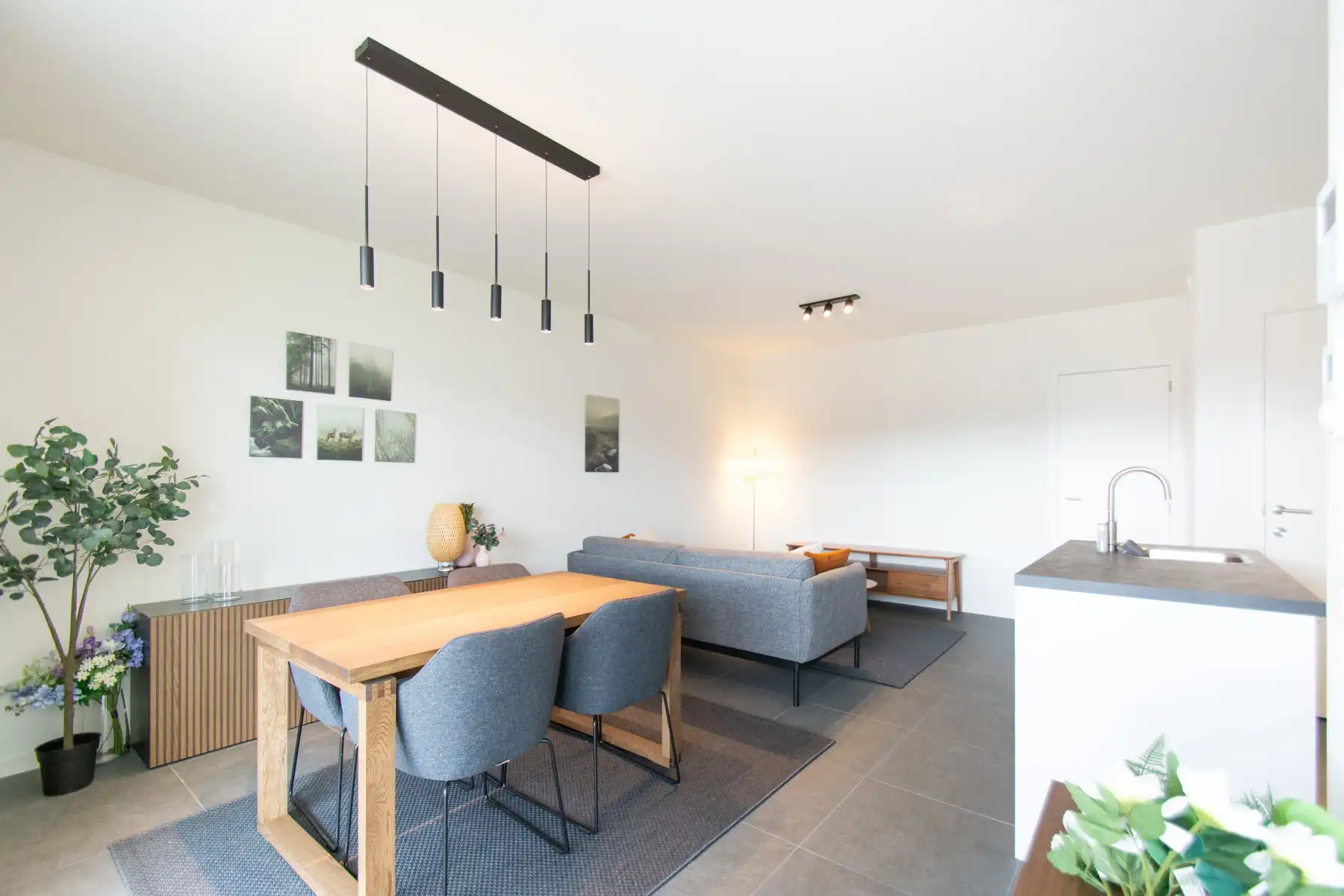 Prachtig gemeubeld 2- kamer appartement met groot terras foto 4