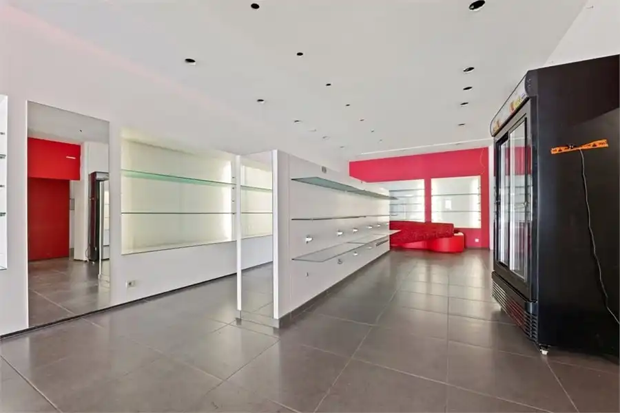 RUIME HANDELSRUIMTE TE HUUR OP DE GROTE MARKT IN SINT-TRUIDEN foto 8