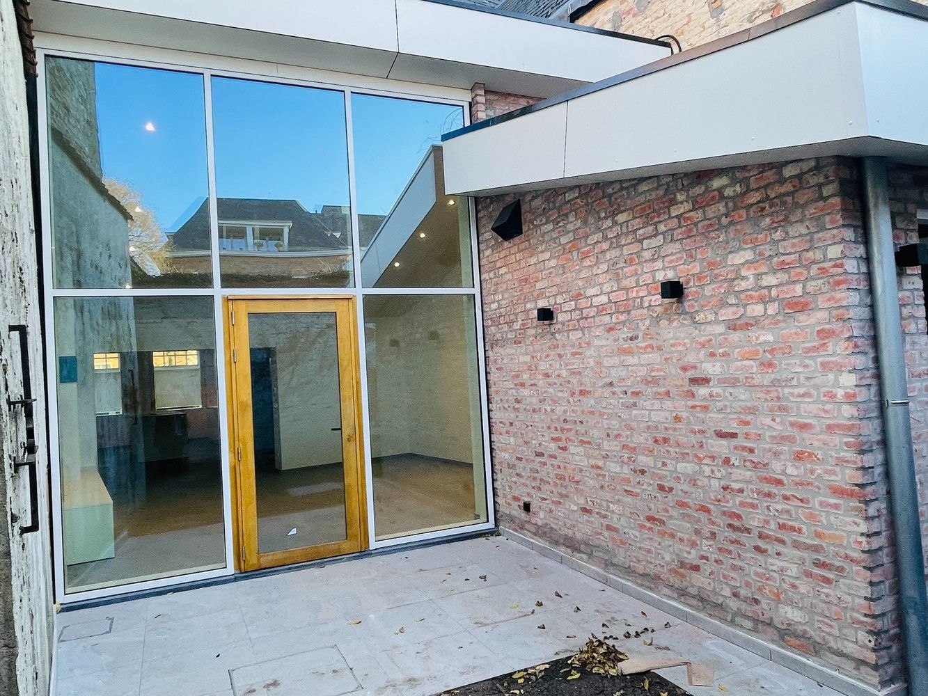 EXCLUSIEF WONEN in Brugge centrum, met zicht op de REIEN, ENERGIEZUINIG  TOTAAL GERENOVEERD BURGERSHUIS met 6 slaapkamers en, 3 nieuwe badkamers , stadspatio. foto 2