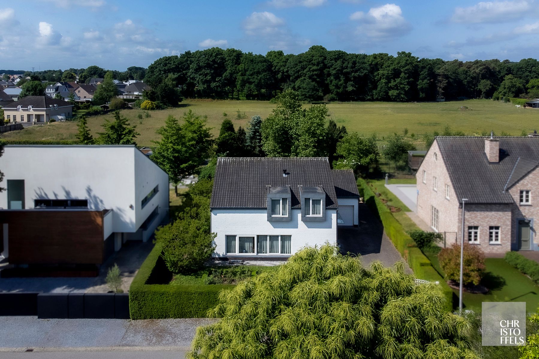 Villa (336m²) met 3 slaapkamers en een zwemvijver op een perceel van 1.219m²!  foto {{pictureIndex}}