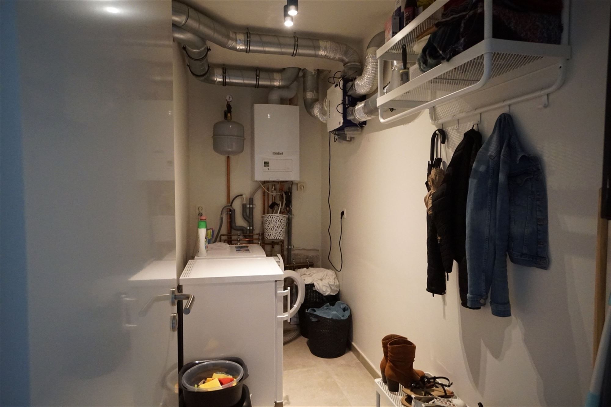 Prachtig  2-slpk appartement met lift, ruim zonnig terras en garage in centrum Oosteeklo foto 15