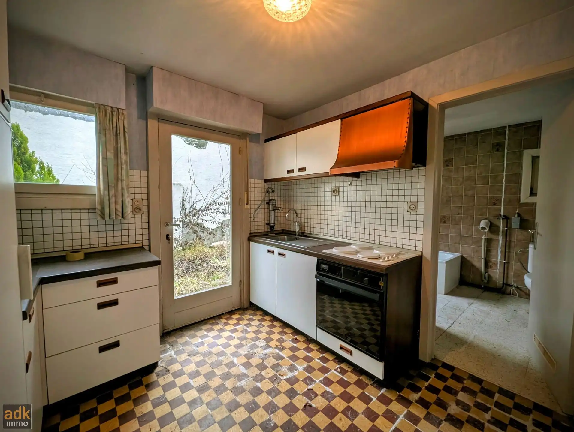 Ruime te renoveren woning met 4 slaapkamers, tuin en garage in Adinkerke te koop. foto 7