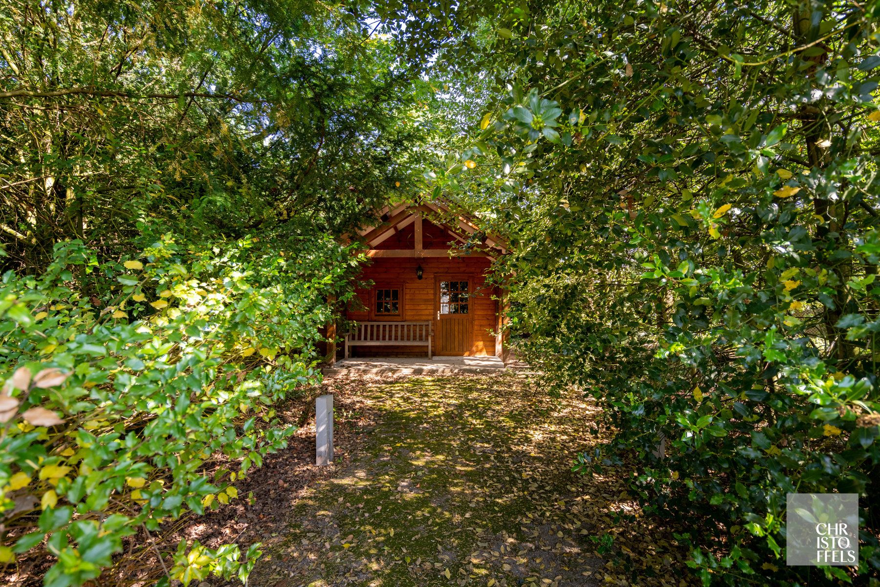 Villa met binnenzwembad gelegen in een geliefde villawijk op een perceel van 1.827m² foto 14