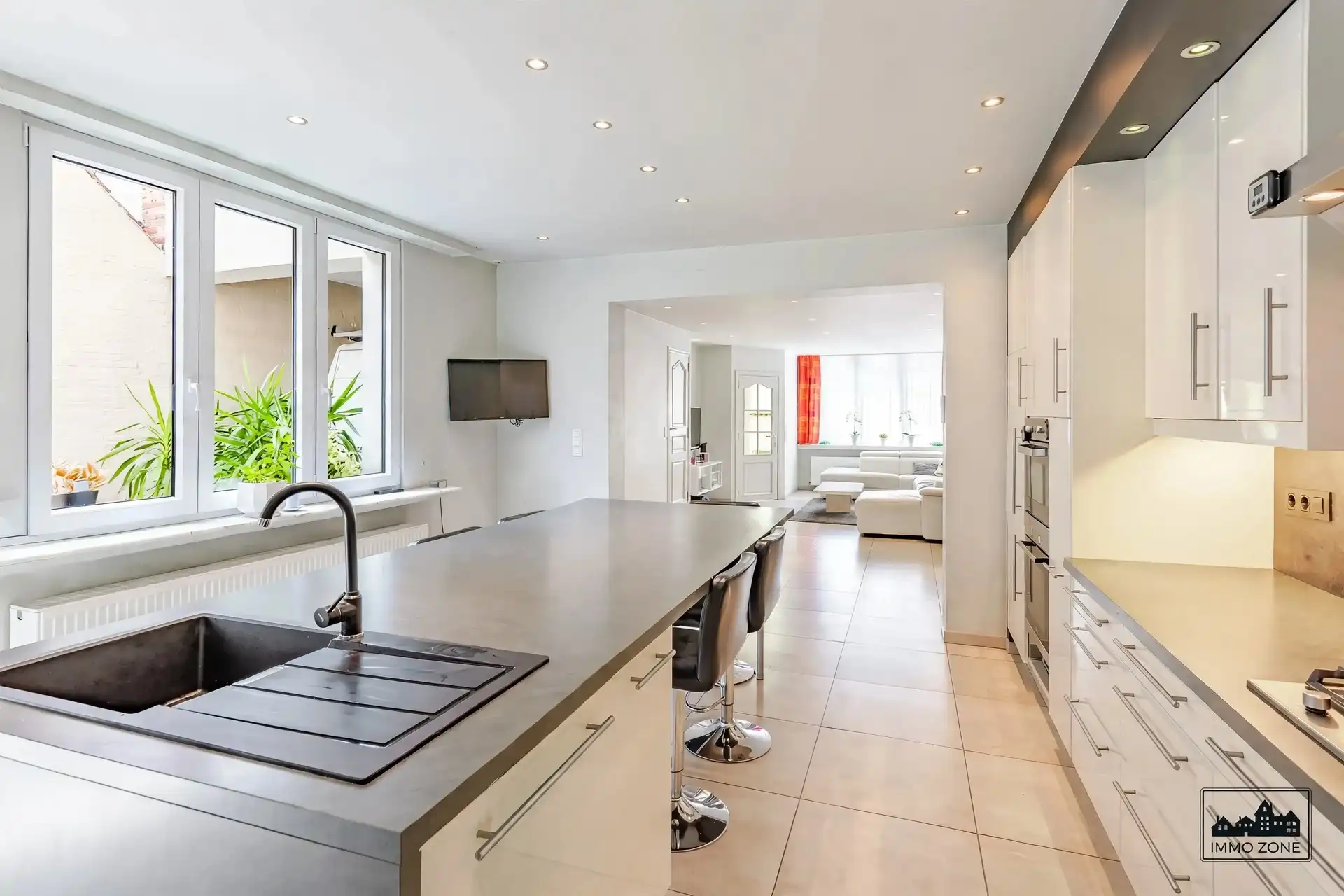 Woning met 4 slaapkamers én magazijn op toplocatie foto 3