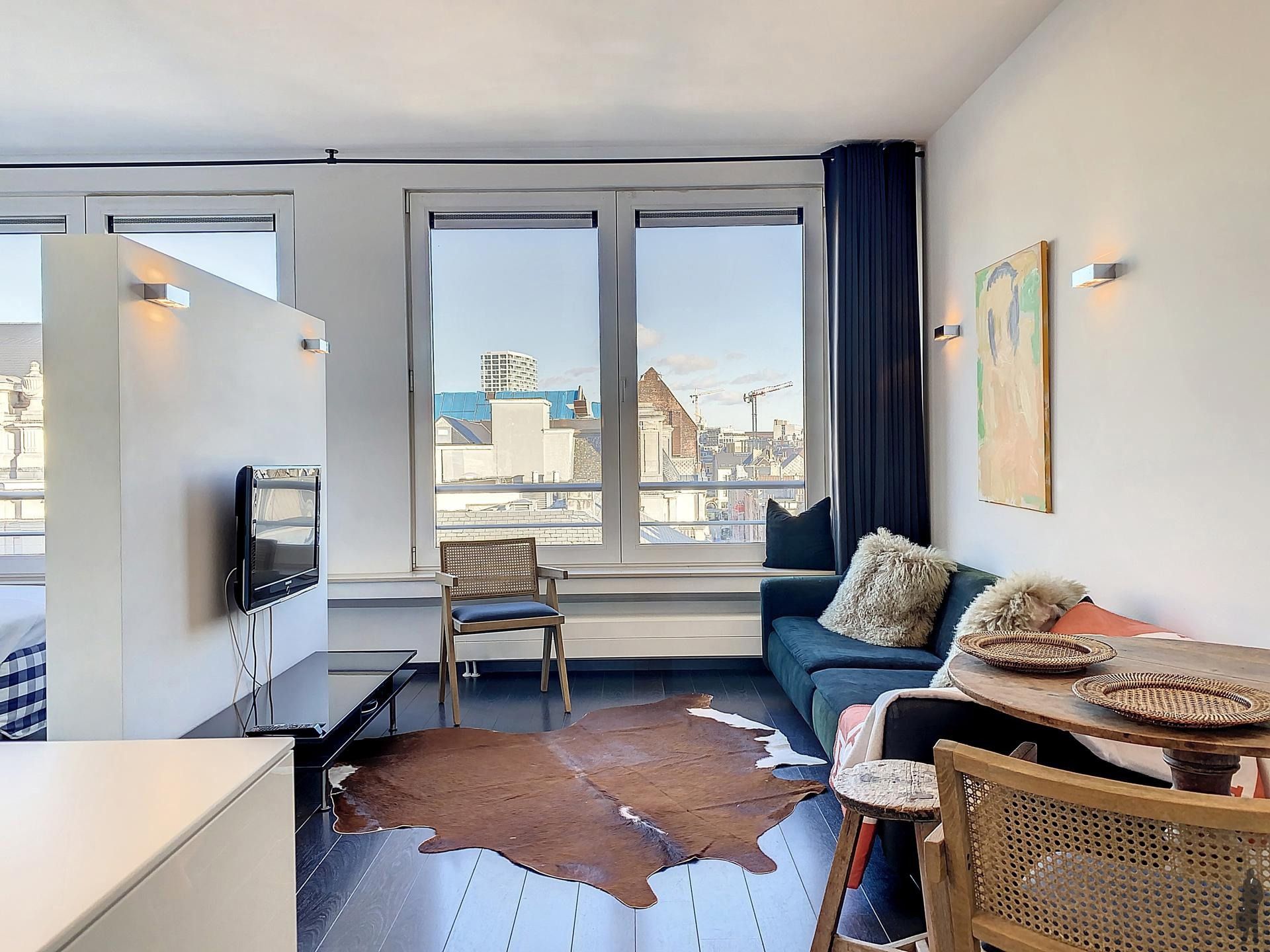 Mooie gemeubelde studio te huur in hartje Antwerpen! foto {{pictureIndex}}