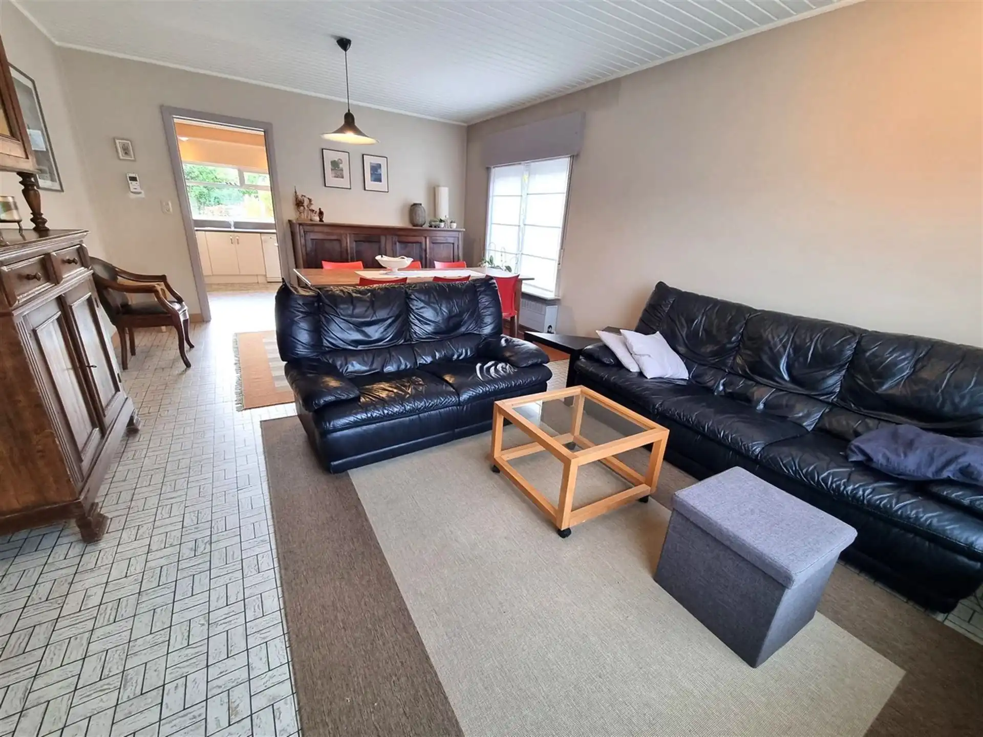 Instapklare gezinswoning, grote slaapkamers, nieuwe keuken en badkamer met zuidgerichte tuin en garage foto 5