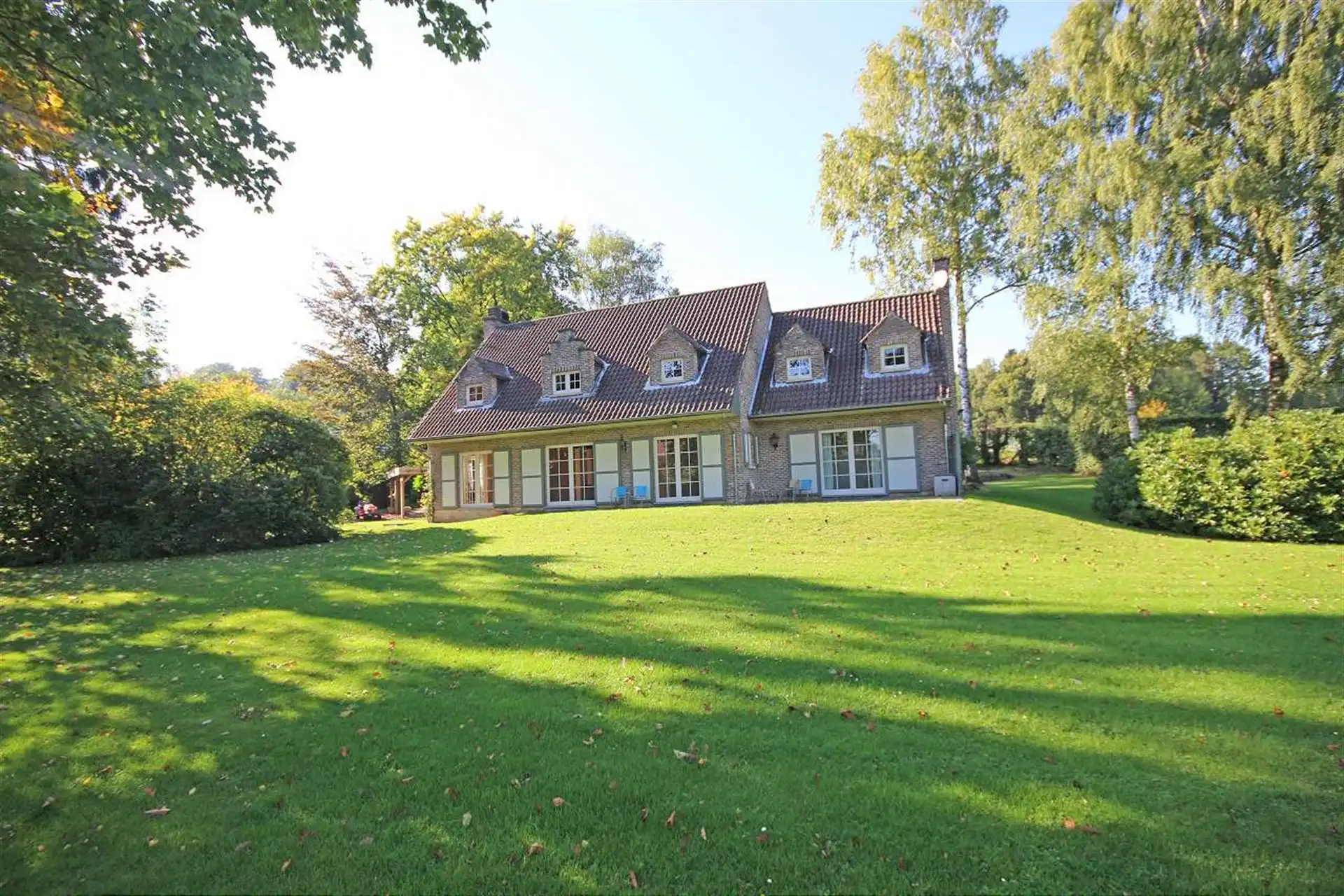 Ruime charmante villa gelegen aan de rand van het zoniënwoud foto {{pictureIndex}}