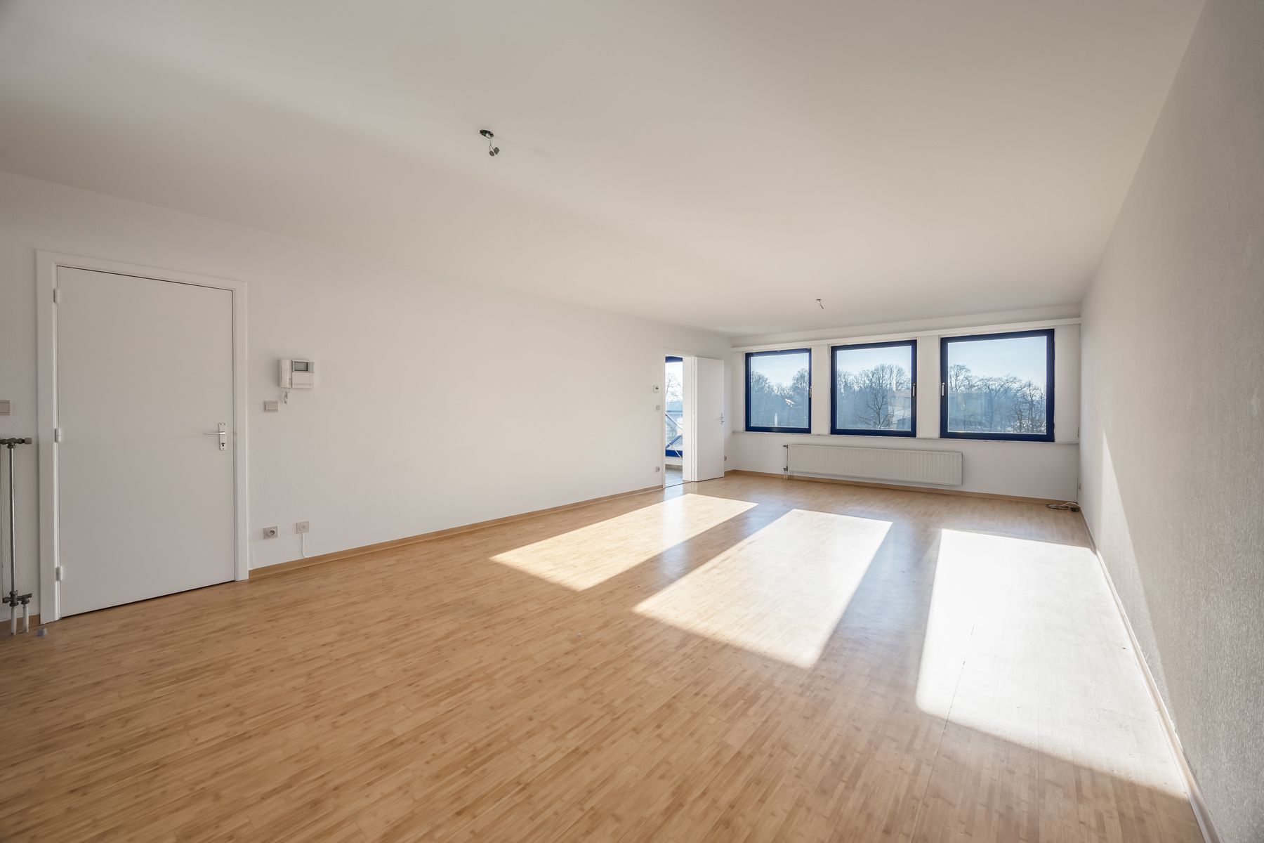 Handelszaak, twee appartementen en garageboxen foto 15