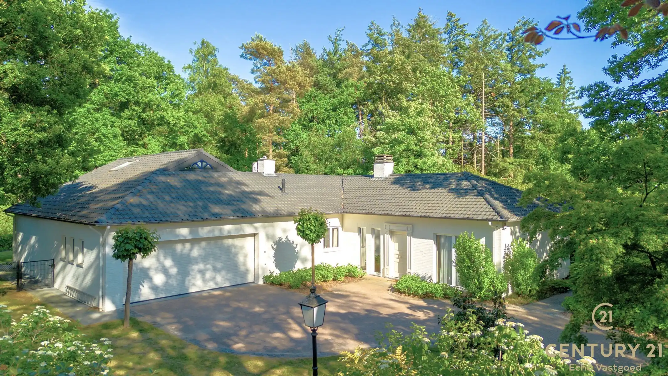 Gelijkvloerse fraaie villa met prachtige tuin op ca 1700m² foto 2