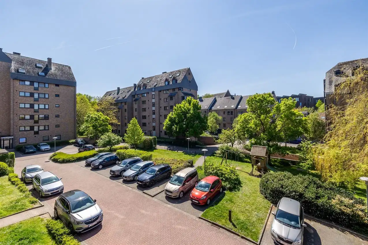 Vernieuwd app, twee slaapkamers, terras en garage foto 11