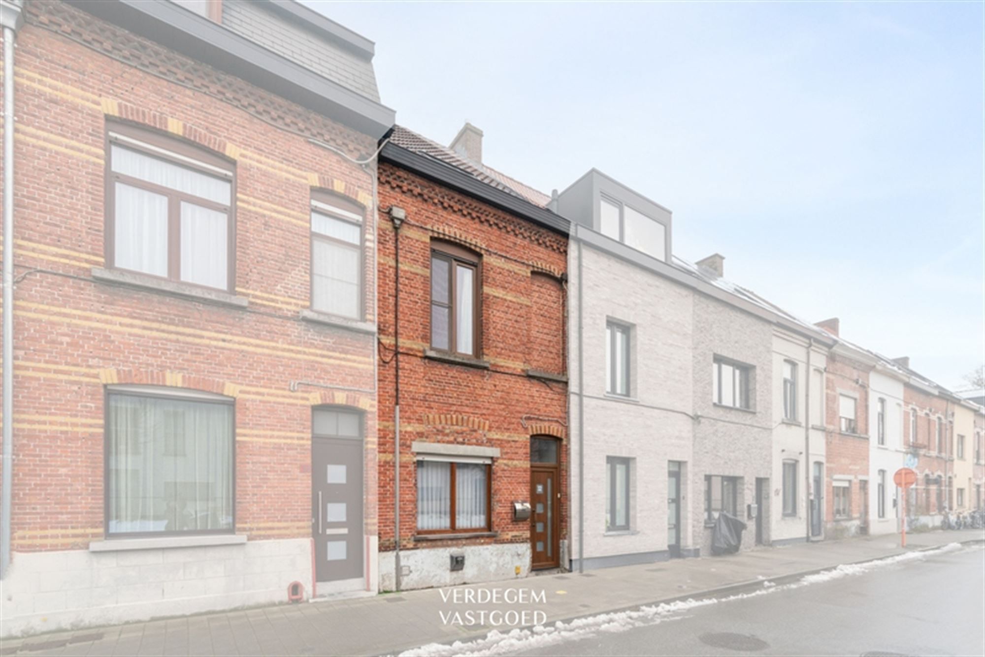 Centraal gelegen rijwoning met 4 slaapkamers en stadstuintje foto {{pictureIndex}}