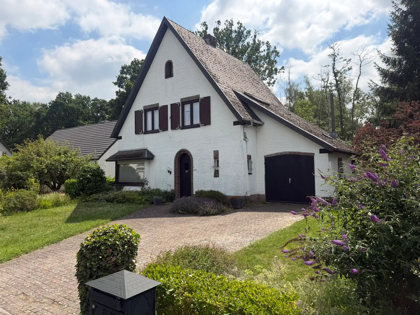 Hoofdfoto van de publicatie: Charmante villa op ruim zuidgericht perceel van ca.14 are