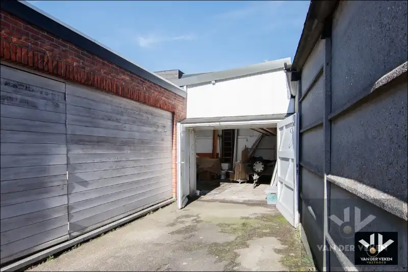 Ruime en goed gelegen te moderniseren rijwoning met gezellige binnekoer, garage en/of atelier foto 29