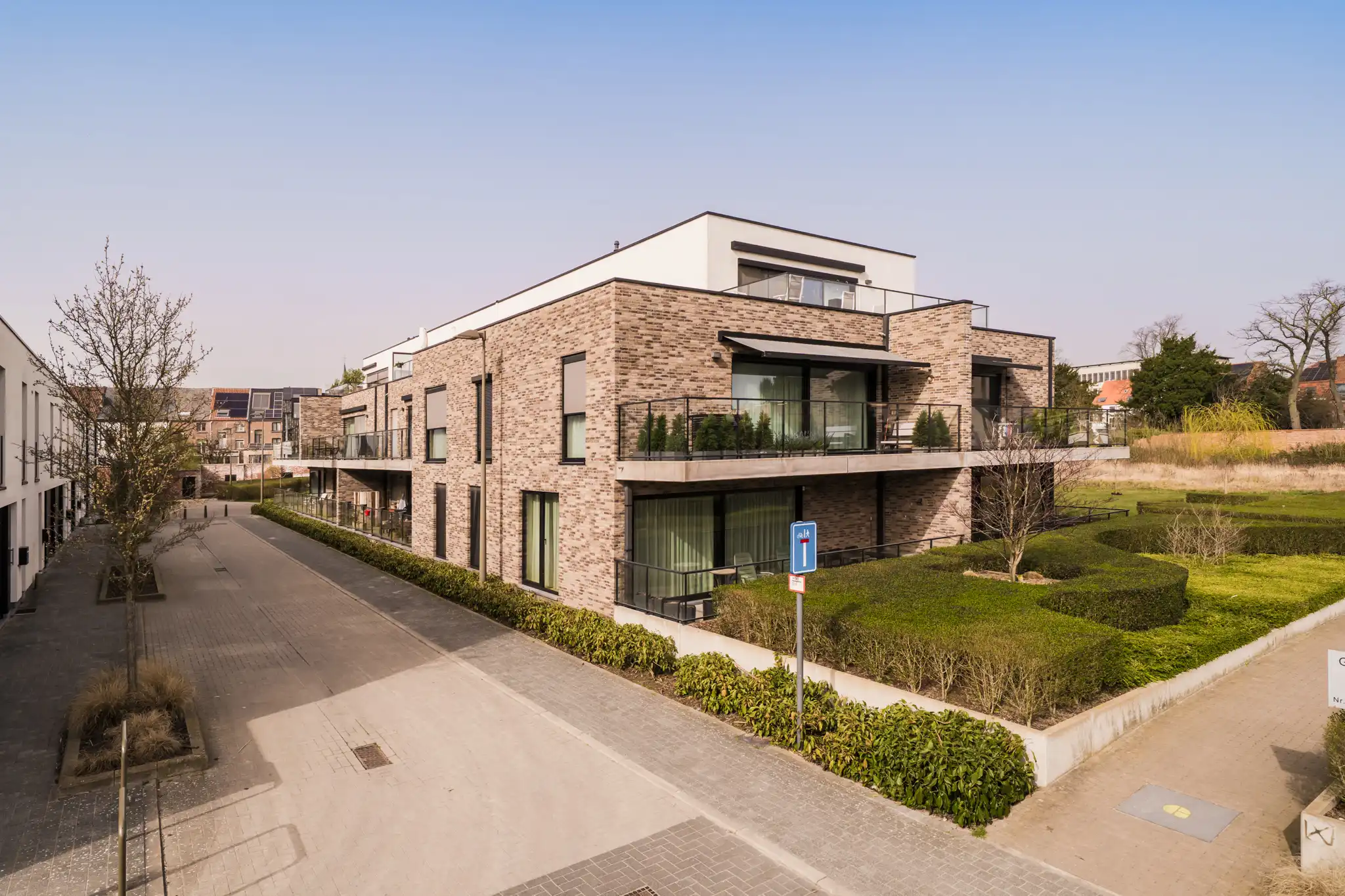 Stijlvol gelijkvloers appartement met 3 slaapkamers en ruim terras in groene, autoluwe woonomgeving foto 4