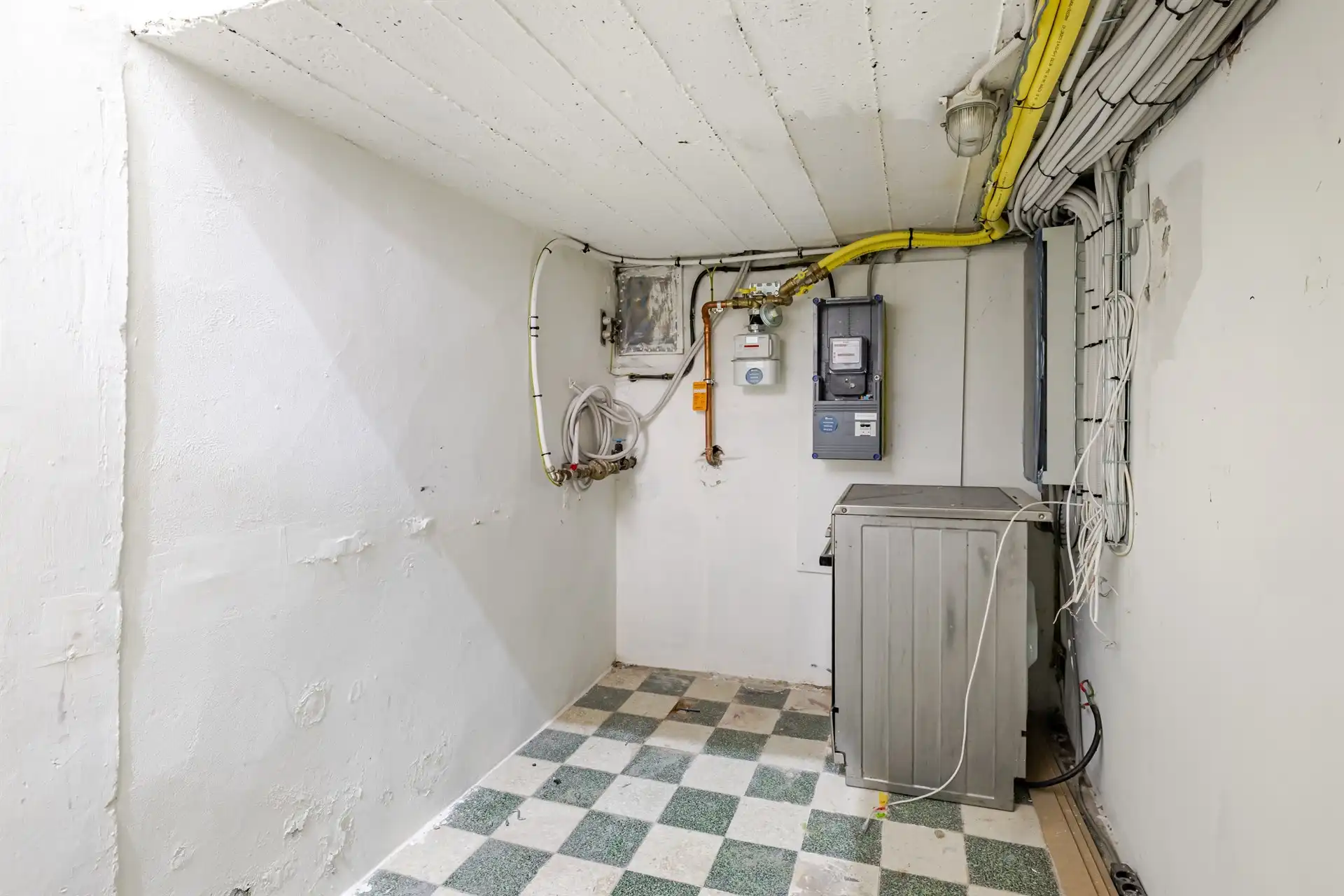 Deels gerenoveerde woning met drie slaapkamers te Erembodegem foto 11