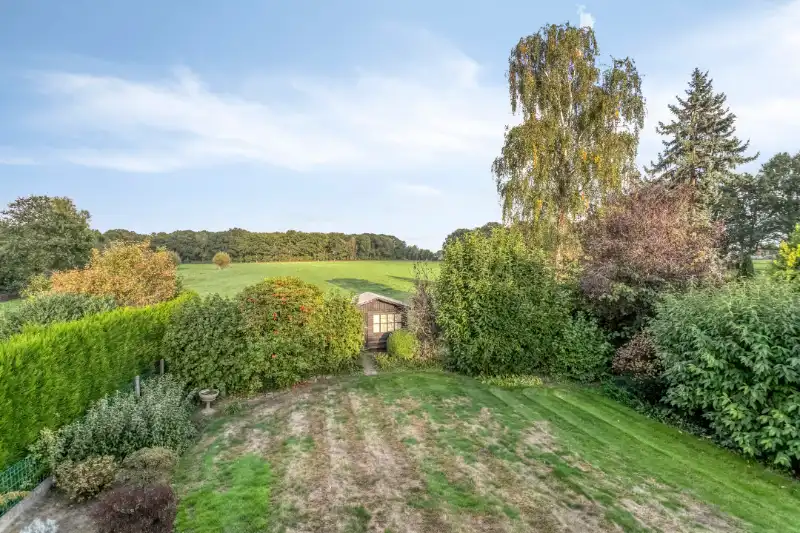 Bungalow op topligging in Astene, rust, groen en een prachtig verzicht foto 15