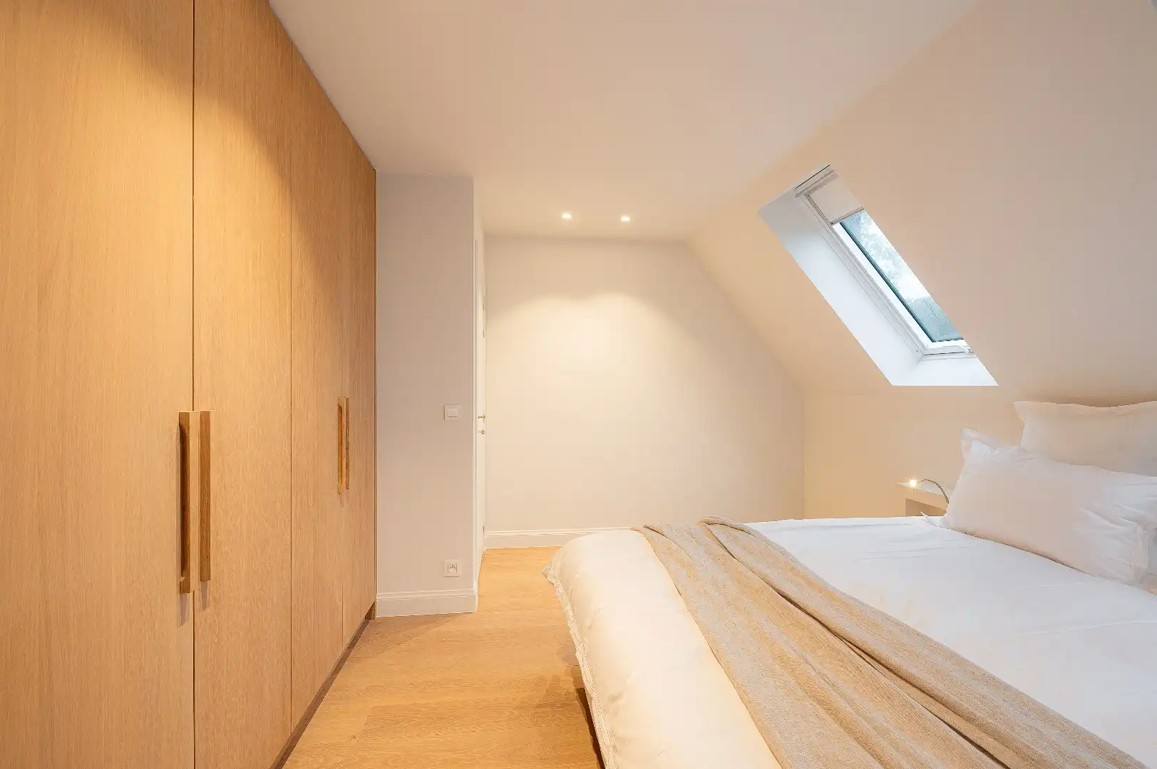 Ruime en elegante alleenstaande villa met luxe afwerking en zonnige tuin foto 22