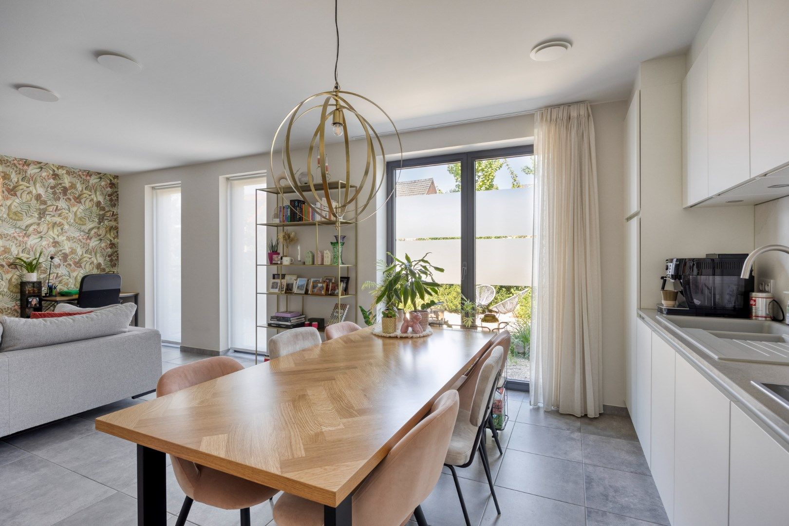 Recent gelijkvloers duplex appartement met 2 slpks, tuin, terras, kelderberging en carport ! foto 5