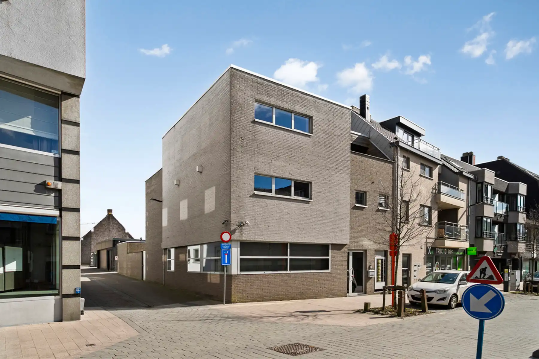 Woning met commerciële ruimte in het centrum van Aalter! foto {{pictureIndex}}