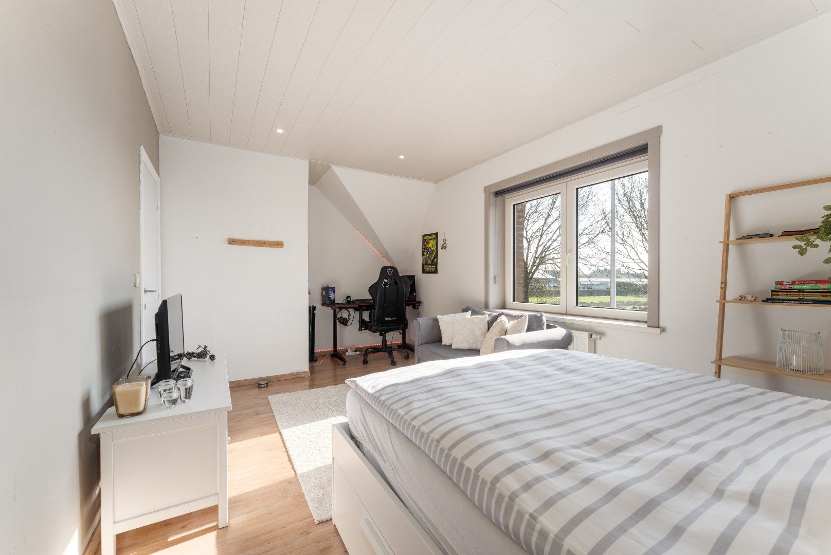Gunstig gelegen woning met 3 grote slaapkamers en bijgebouw foto 10