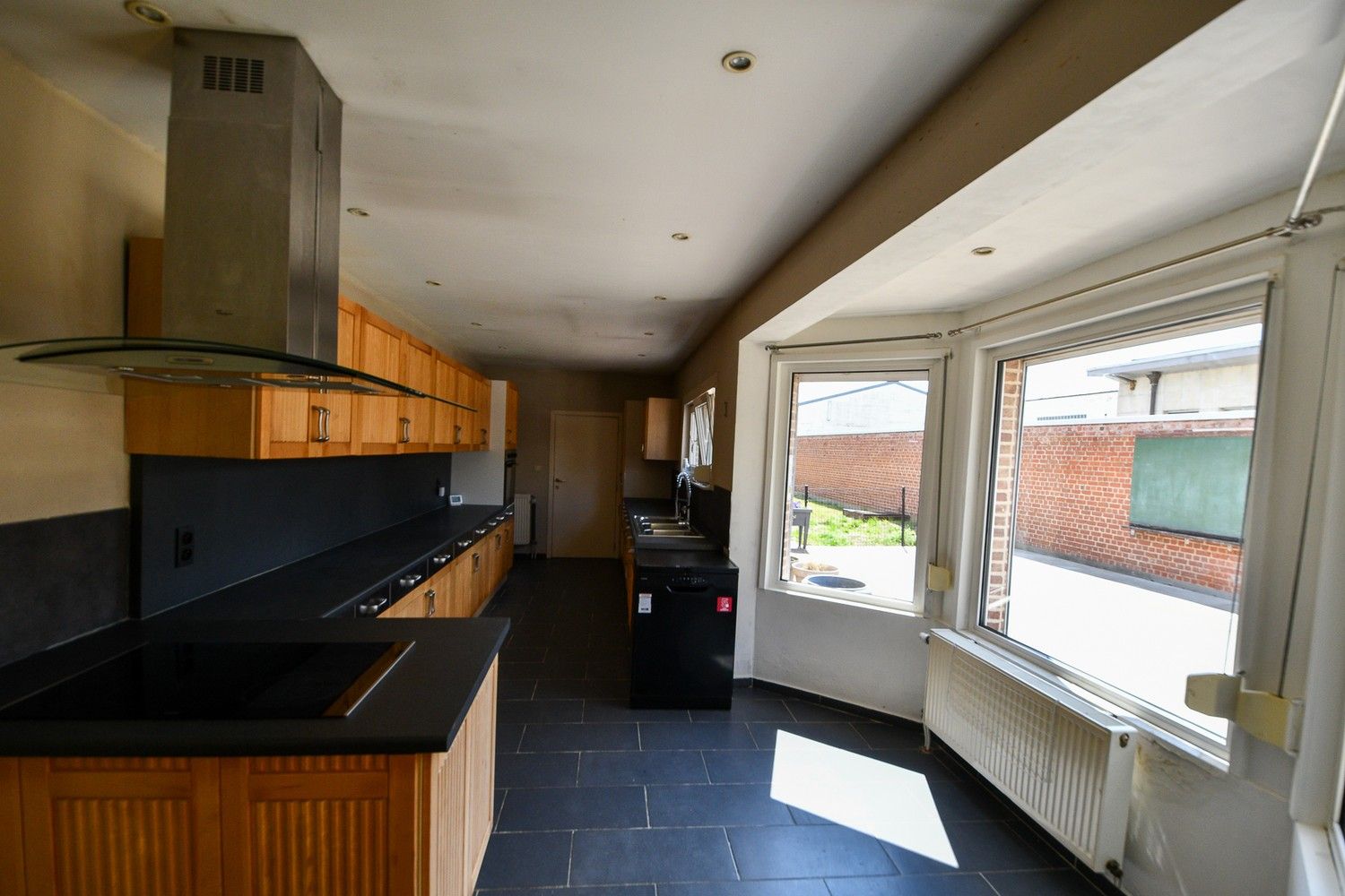 Ruime woning met 4 slaapkamers en grote tuin foto 3