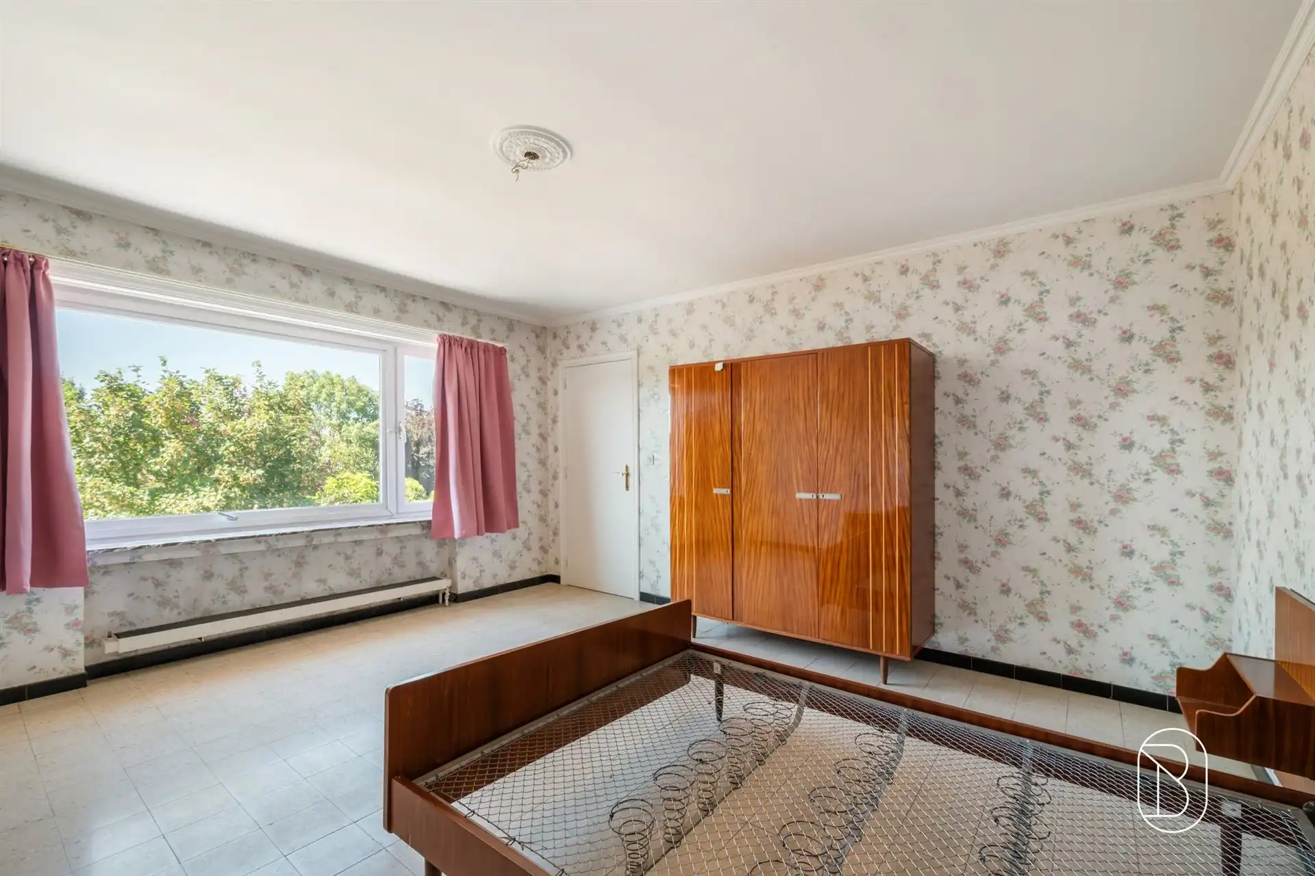 Ruime halfopenwoning met prachtige tuin en veel potentieel foto 9