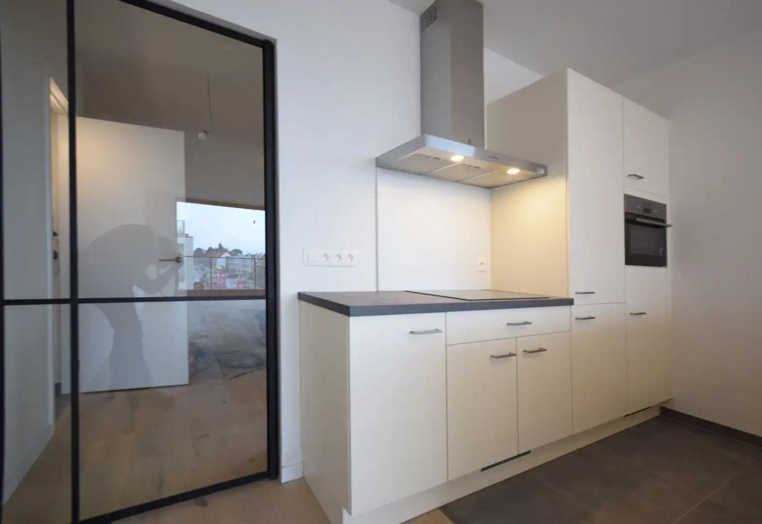 INSTAPKLAAR EEN SLAAPKAMER APPARTEMENT MET PARKEERPLAATS EN BERGING foto 4