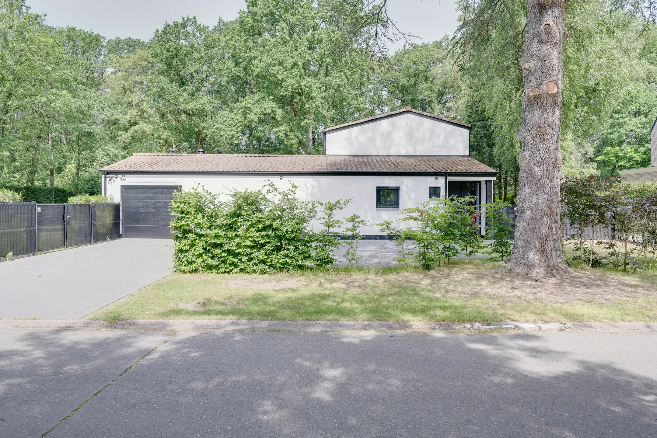 Gerenoveerde woning op een mooi perceel van ca 2.000 m² foto 2