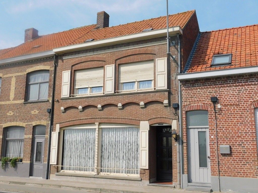 ROESBRUGGE: Grondig te renoveren woonhuis met heel wat ruimte (en dus heel wat mogelijkheden) op een ZW-gericht stuk grond van 454m² totale grondoppervlakte. foto 2