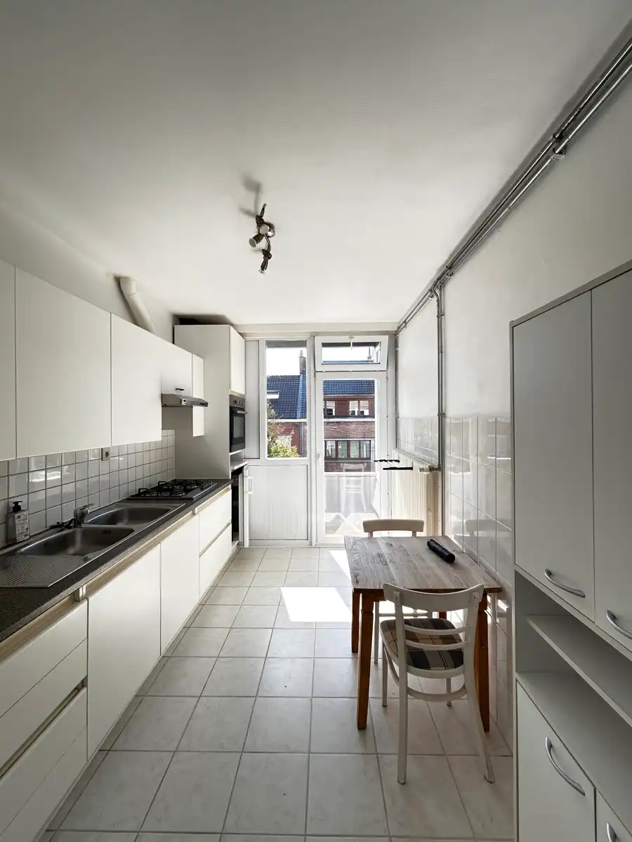 Zonnig 2-slpk app (81 m²) in een rustige residentiële wijk foto 3