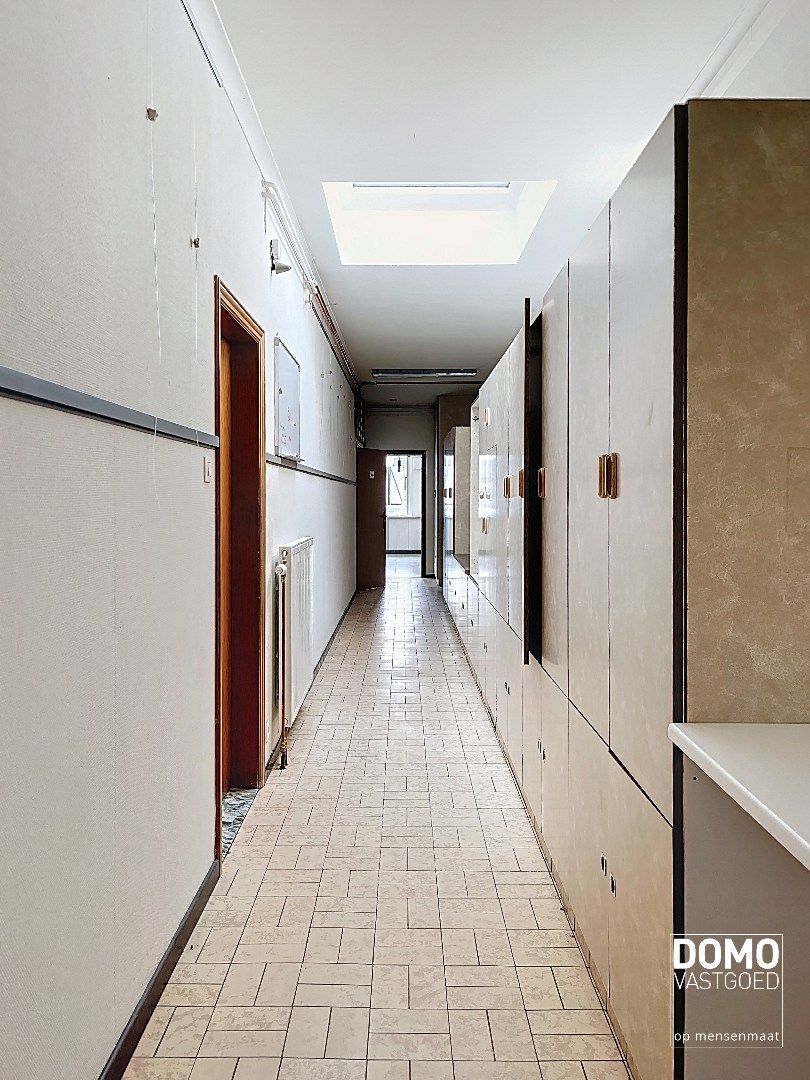 Commercieel gelegen handelspand met inclusief bovenliggend appartement te Kermt. foto 7