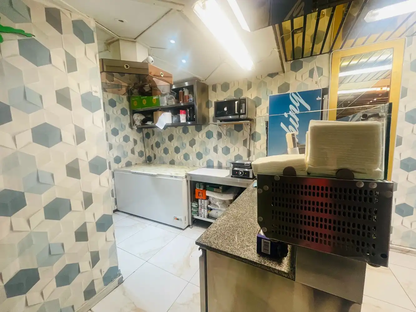 Brugge centrum  Smedenstraat  Ruim handelspand met woonst . Mooie huuropbrengst , verhuurd aan 2.200 euro per maand  6 % NETTO OPBRENGST foto 5