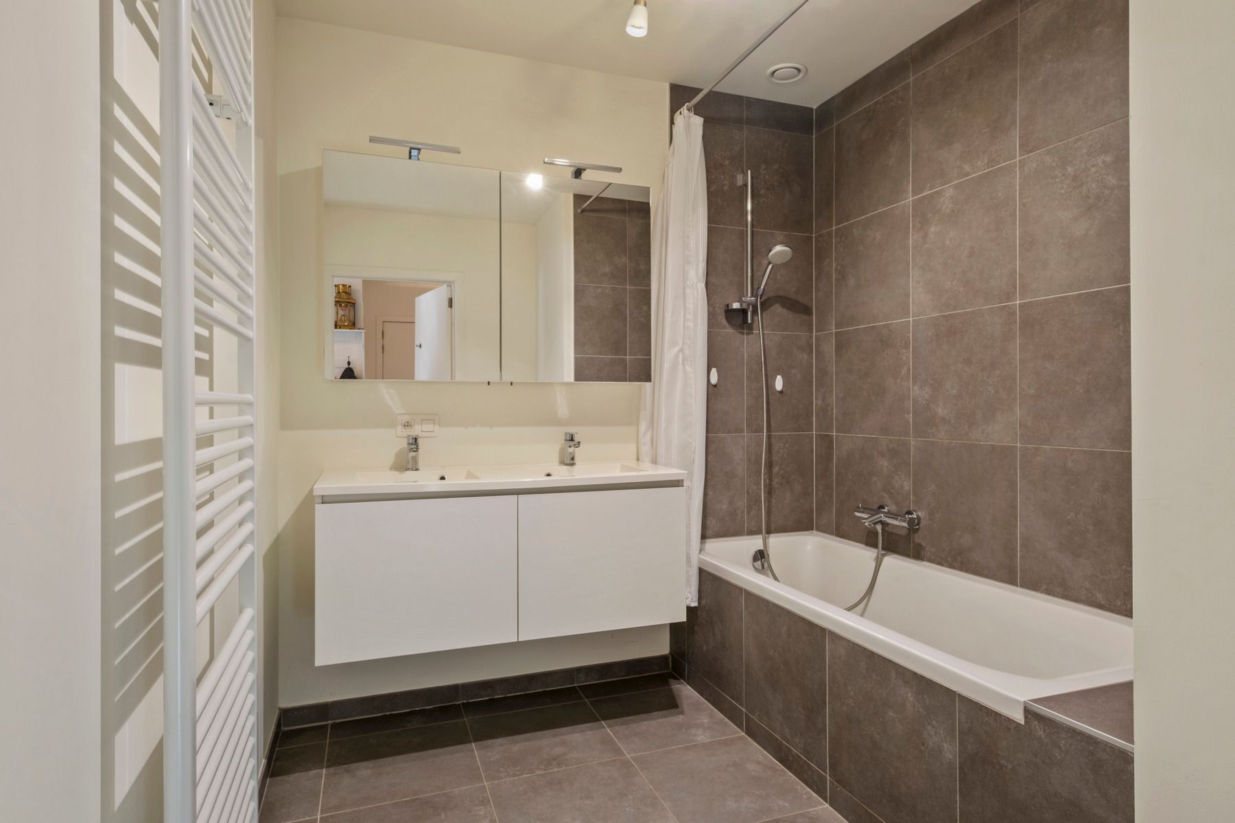 Lichtrijk gelijkvloers appartement in centrum Loppem foto 8