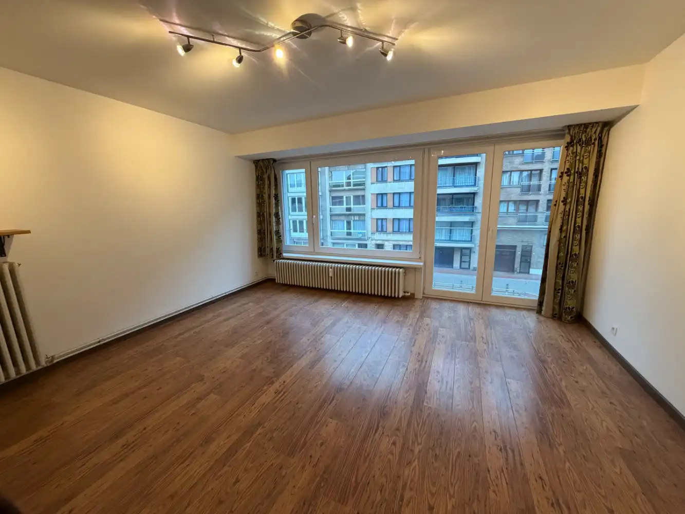 Instapklaar goed onderhouden appartement met één slaapkamer in het hartje van Blankenberge. Dichtbij het strand, het commercieel centrum en het openbaar vervoer. foto {{pictureIndex}}