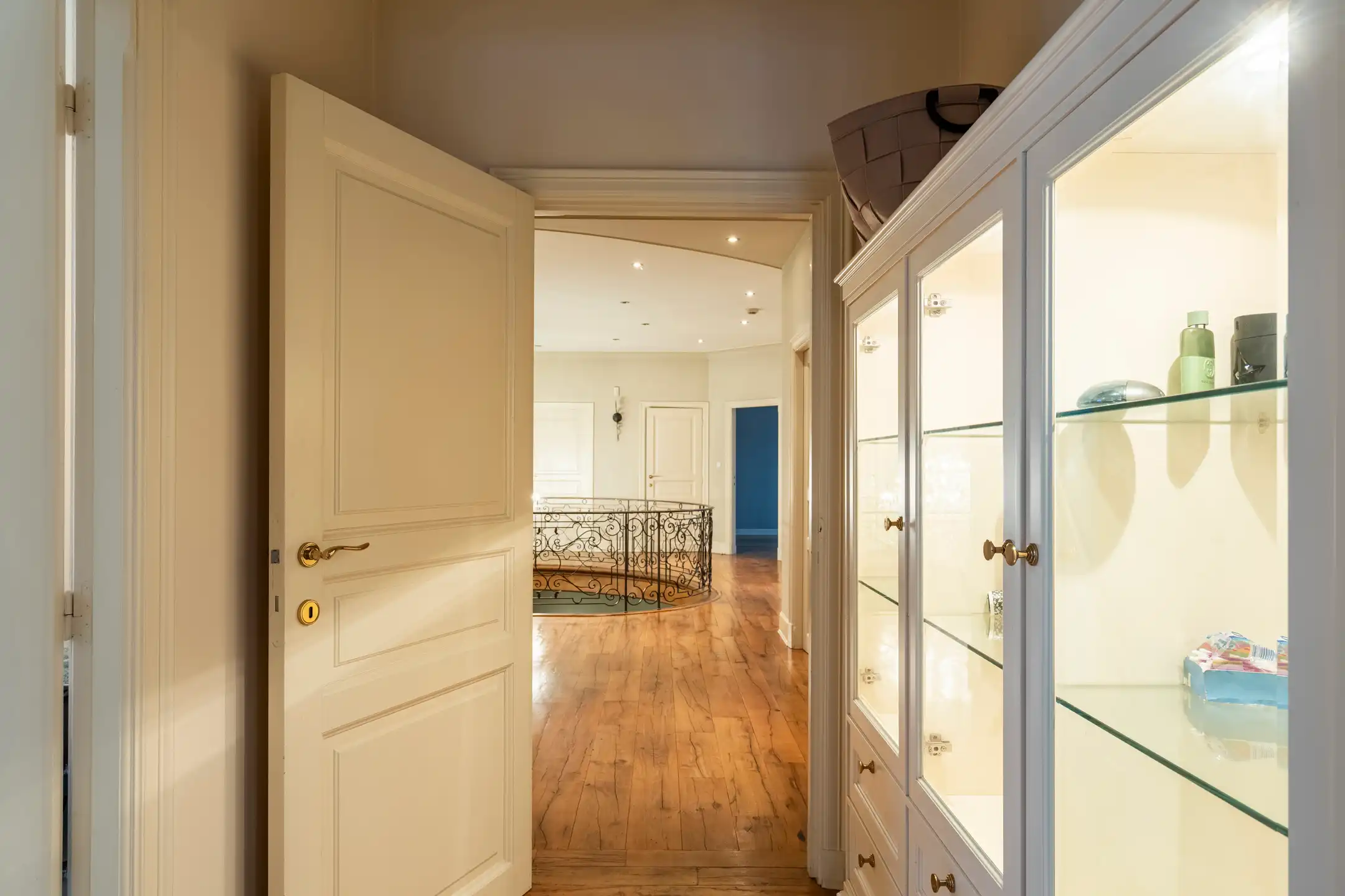 Villa met binnenzwembad en conciërgerie op riant perceel foto 18