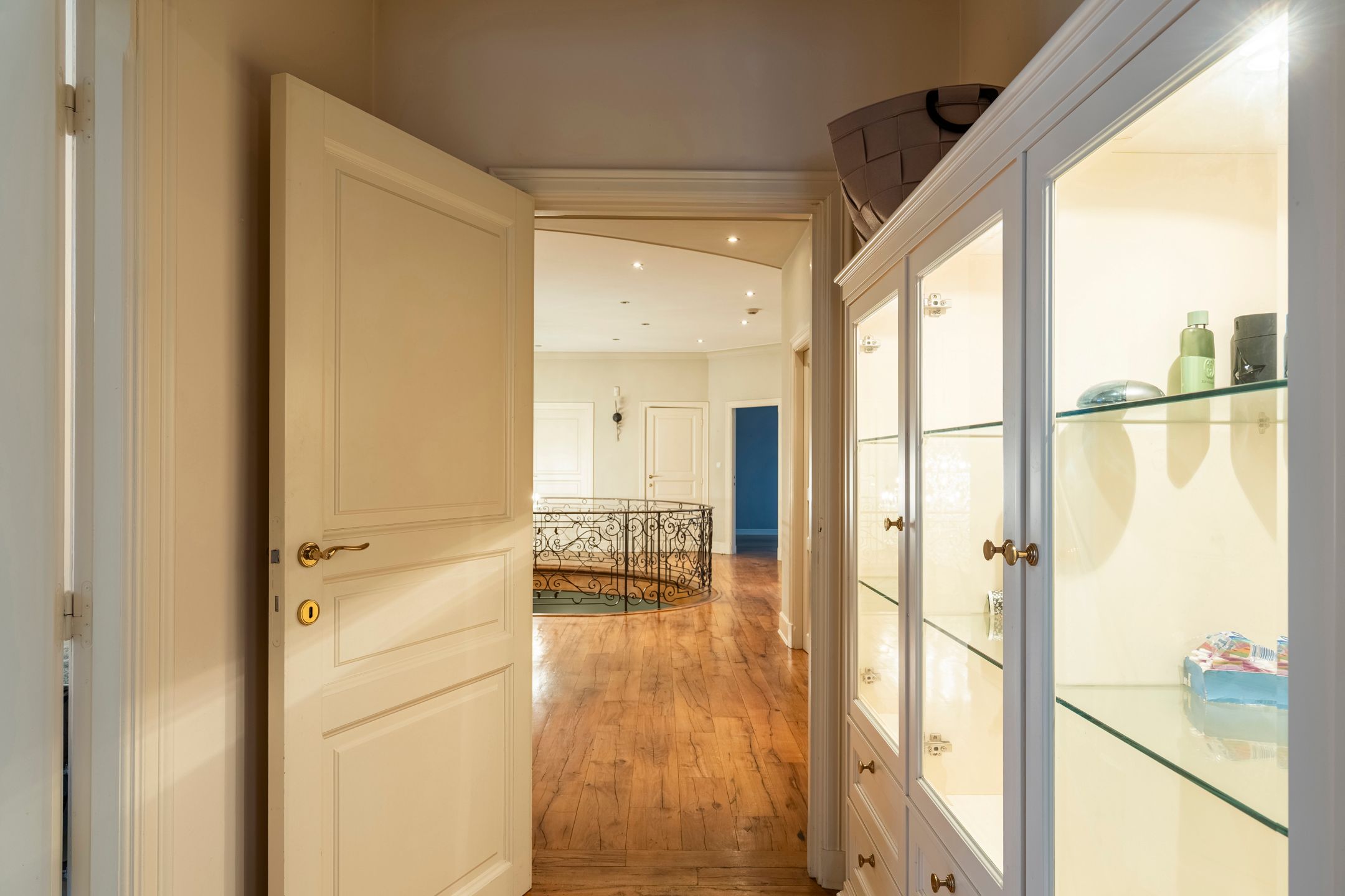 Villa met binnenzwembad en conciërgerie op riant perceel foto 19