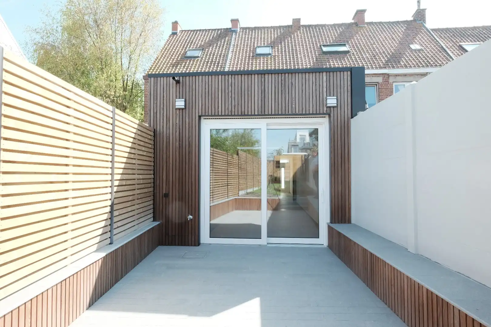 Volledig vernieuwde rijwoning met 3 slaapkamers, aangelegde tuin en private parkeerplaats foto 20