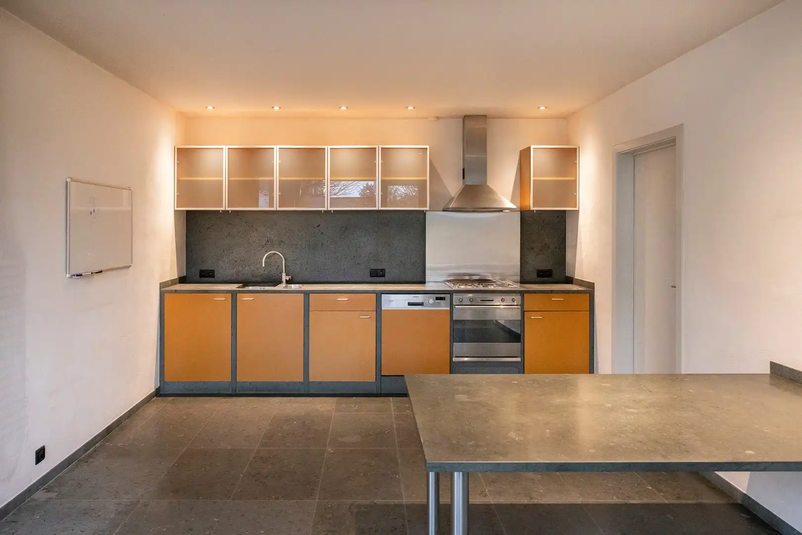 Woning met grote garage en mogelijk kantoor of praktijk. foto 10