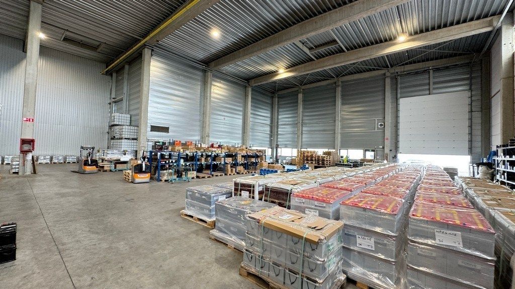 Magazijn met laadkades en kantoor te huur in Malle foto 15