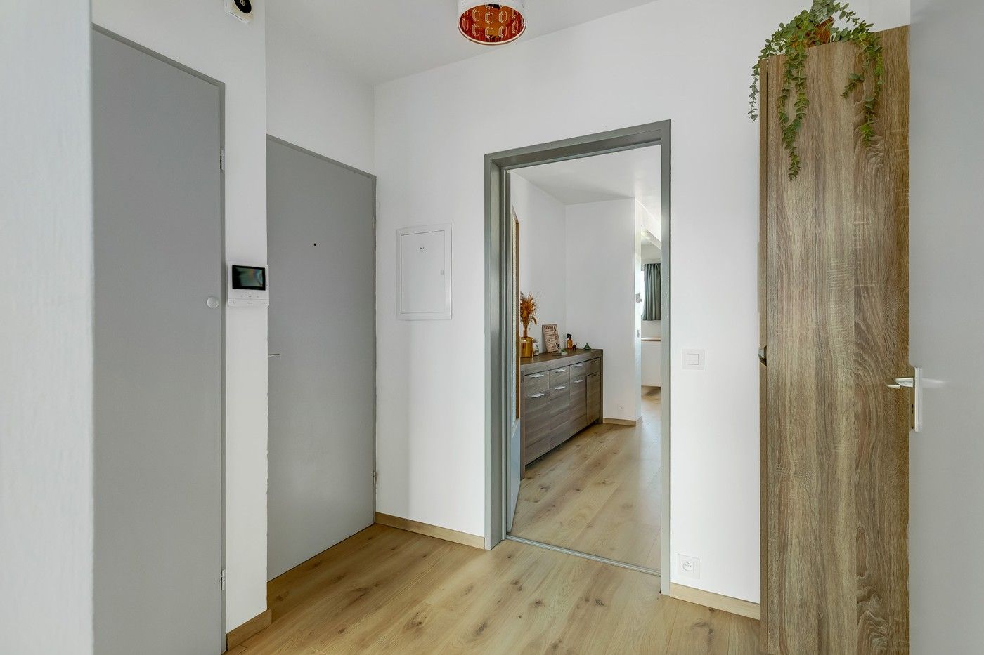 Keurig gerenoveerd appt. met 2 slpk., balkon en garagebox foto 2