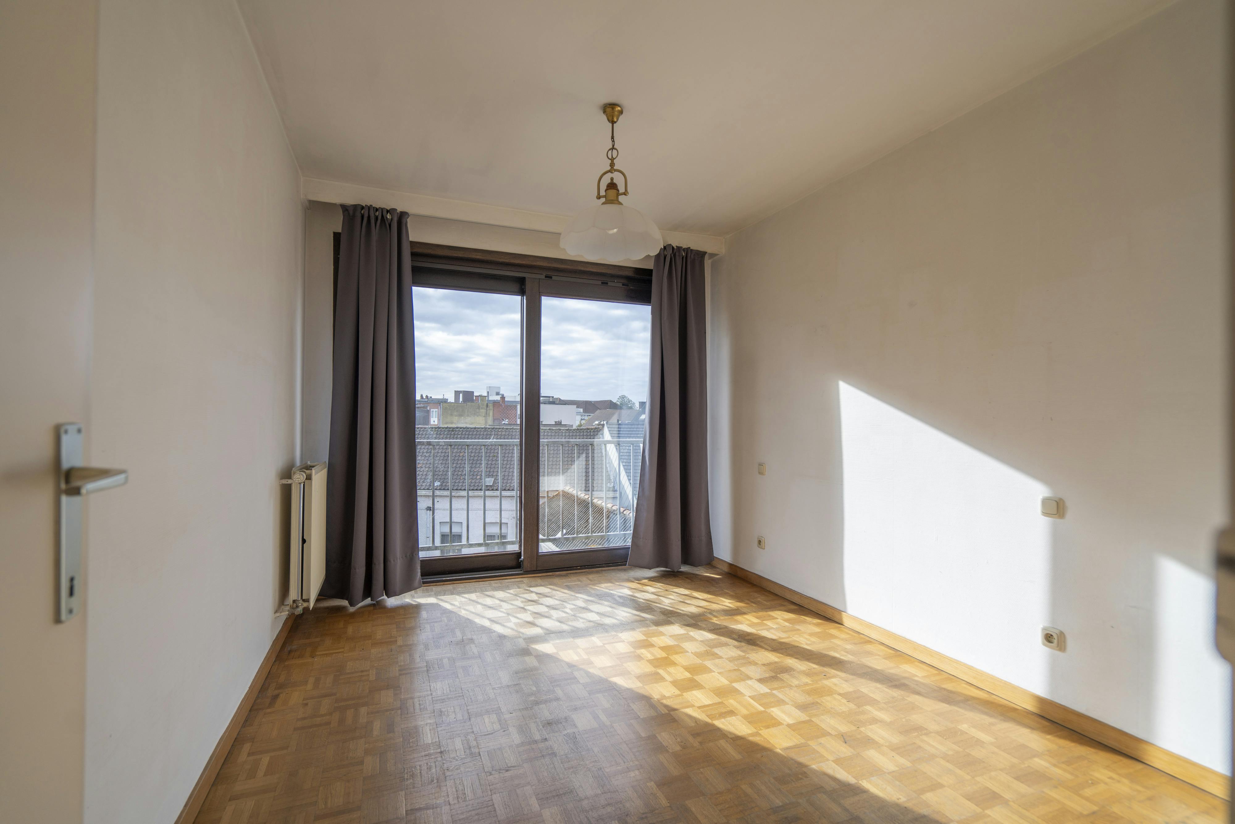 Te koop: lichtrijk 2-slaapkamerappartement in Kortrijk foto 12