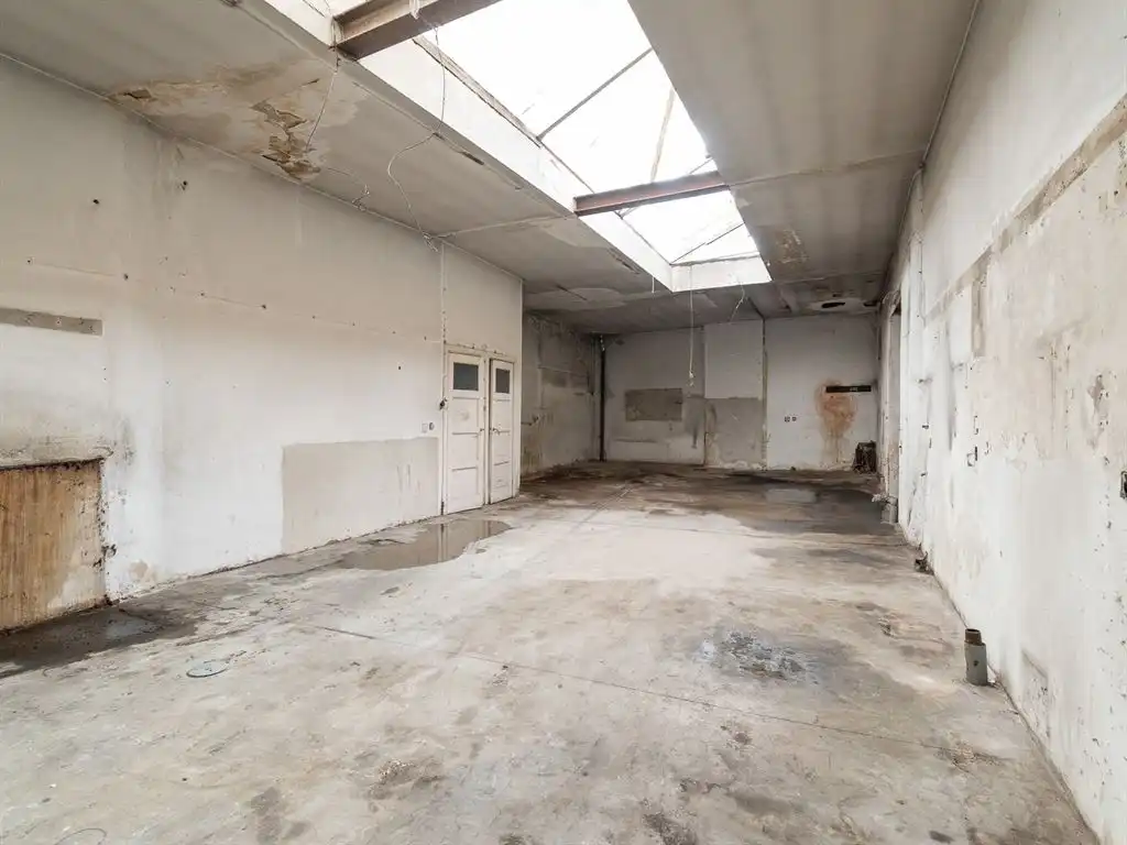 Te renoveren handelspand in Berchem foto 4