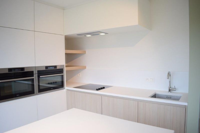 Trendy gerenoveerd app met 2 slaapkamers en garage box. foto 3