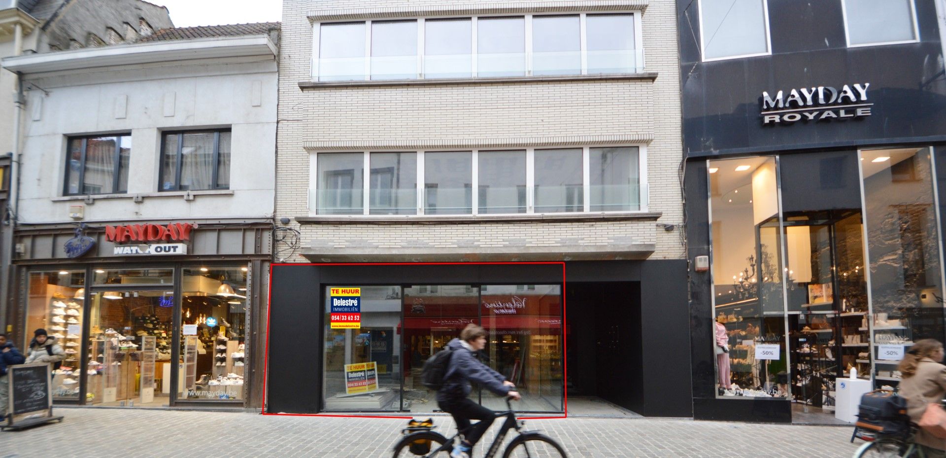 VERNIEUWD COMMERCIEEL GELIJKVLOERS NABIJ GROTE MARKT  foto {{pictureIndex}}