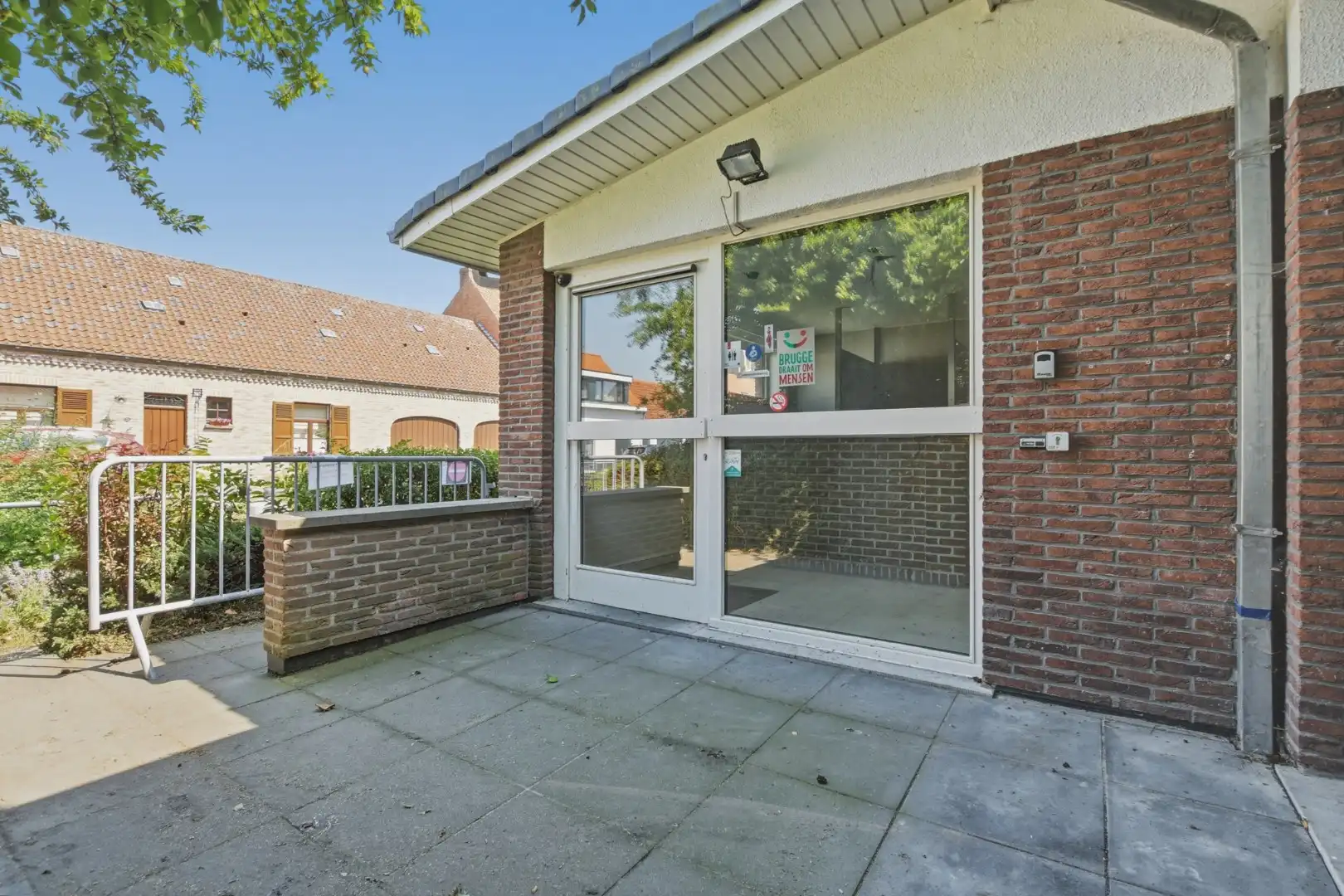 Voormalig dienstencentrum met ruime indeling en residentieel potentieel - Lissewege  foto 4