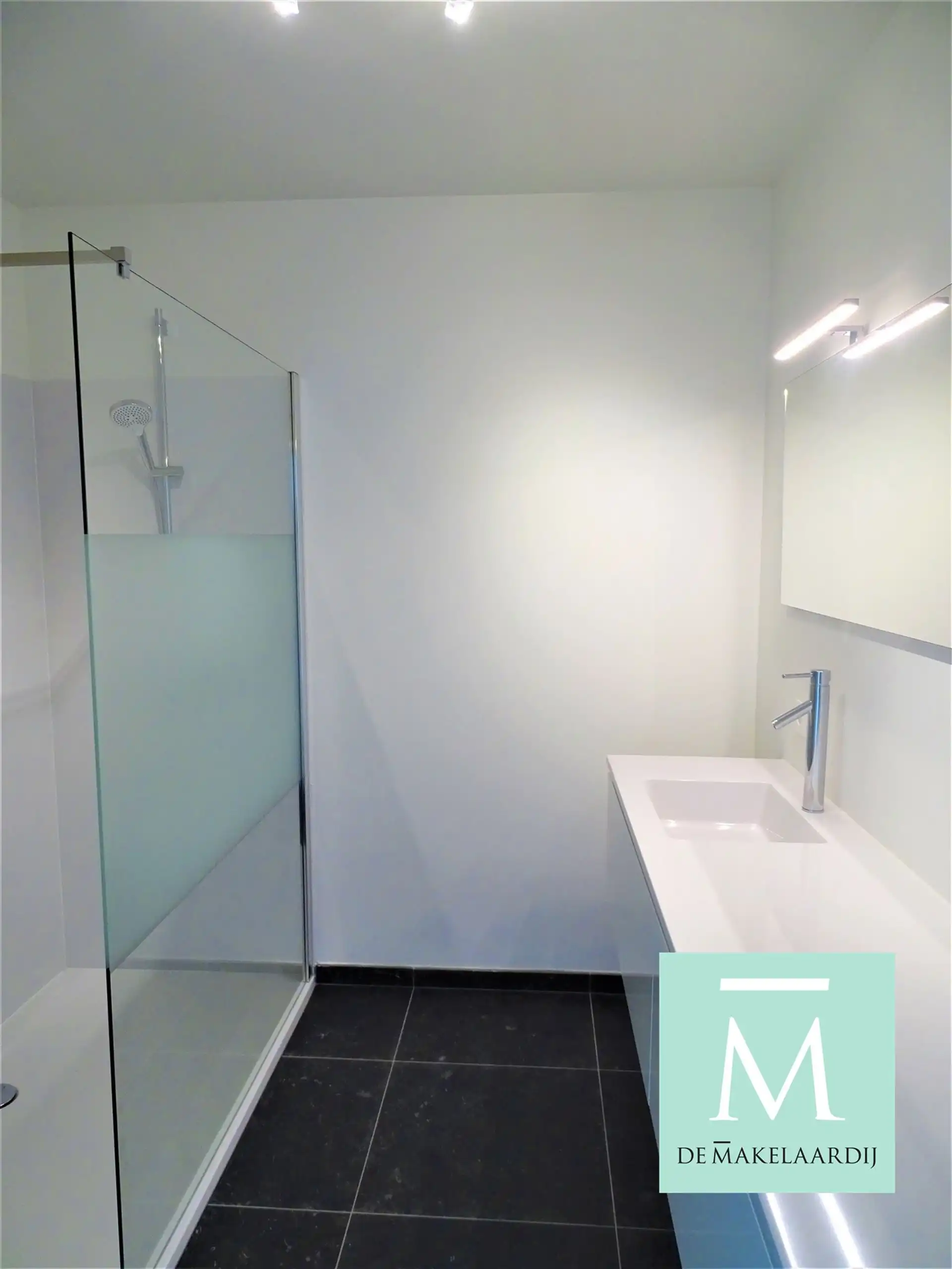 Aangenaam appartement, 2 slaapkamers, ruim terras (75m²), kelder en autostaanplaats foto 5