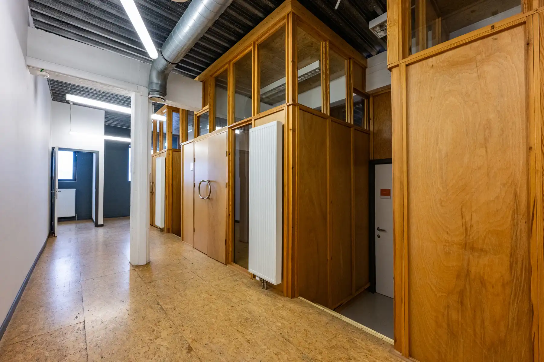 Ruim en veelzijdig bedrijfspand met parking en opslag foto 67